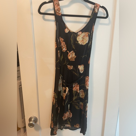 Women’s dress, size xs. Removable tie belt. - Picture 3 of 4